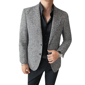 Blazer Masculino Xadrez Romenzi RZ541 em detalhe, blazer elegante em materiais de alta qualidade com padrão xadrez que oferece conforto e caimento impecável.