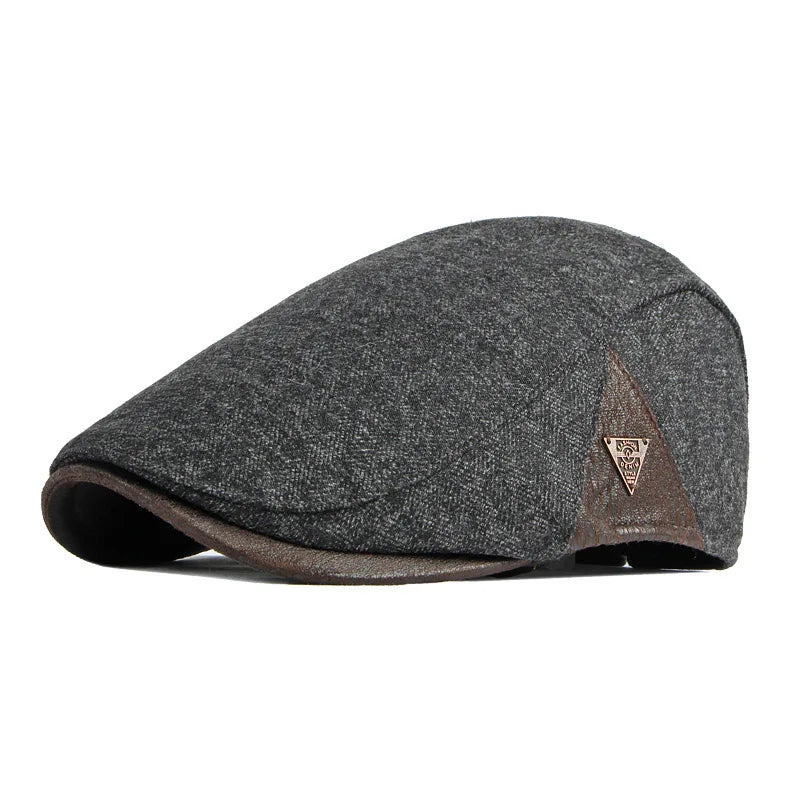 Boina Masculina Cabbie Retrô Romenzi RZ274 com design clássico, confeccionada em algodão e poliéster, tamanho ajustável e cores versáteis.