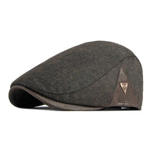 Boina Masculina Cabbie Retrô Romenzi RZ274 com design clássico, confeccionada em algodão e poliéster, tamanho ajustável e cores versáteis.
