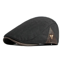 Boina Masculina Cabbie Retrô Romenzi RZ274 com design clássico, confeccionada em algodão e poliéster, tamanho ajustável e cores versáteis.