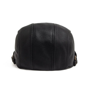 Boina Masculina de Couro British Romenzi RZ271 com design britânico, confeccionada em couro premium, ajuste ergonômico e cores cáqui, marrom, grafite e preta.