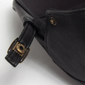 Boina Masculina de Couro British Romenzi RZ271 com design britânico, confeccionada em couro premium, ajuste ergonômico e cores cáqui, marrom, grafite e preta.