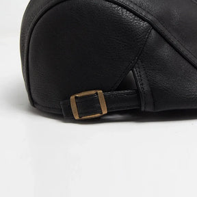 Boina Masculina de Couro British Romenzi RZ271 com design britânico, confeccionada em couro premium, ajuste ergonômico e cores cáqui, marrom, grafite e preta.
