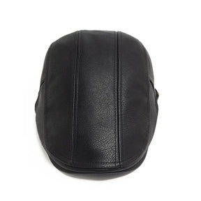 Boina Masculina de Couro British Romenzi RZ271 com design britânico, confeccionada em couro premium, ajuste ergonômico e cores cáqui, marrom, grafite e preta.