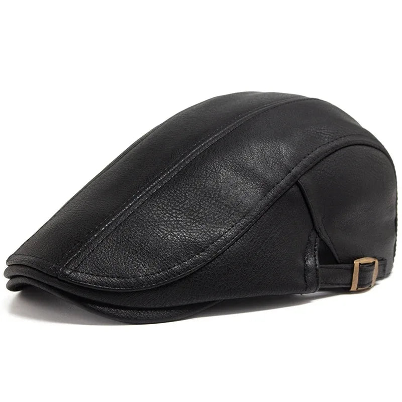 Boina Masculina de Couro British Romenzi RZ271 com design britânico, confeccionada em couro premium, ajuste ergonômico e cores cáqui, marrom, grafite e preta.