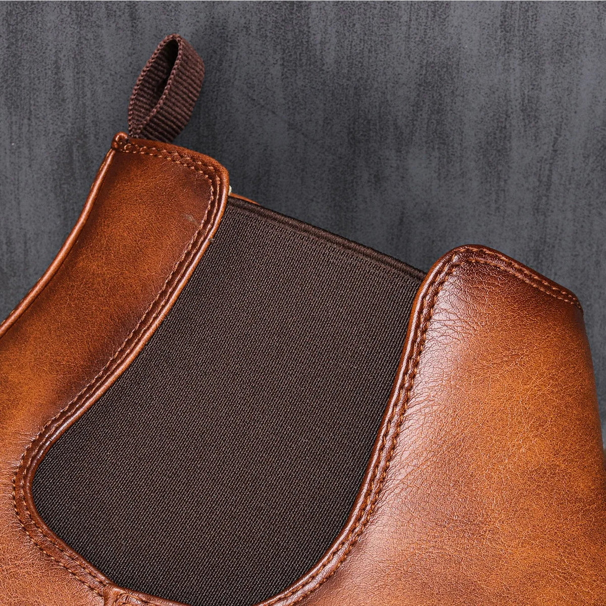 Bota Chelsea Masculina de Couro Romenzi Jackson RZ552 em destaque, modelo clássico em couro de alta qualidade que une elegância, durabilidade e conforto.