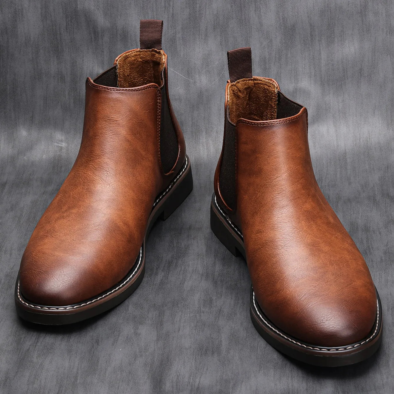 Bota Chelsea Masculina de Couro Romenzi Jackson RZ552 em destaque, modelo clássico em couro de alta qualidade que une elegância, durabilidade e conforto.