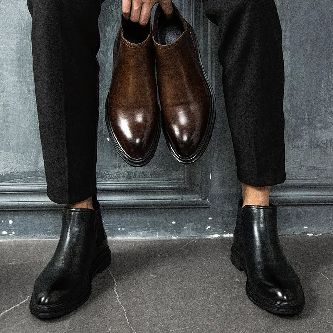 Bota Chelsea Masculina Romenzi 1960 RZ543 em destaque, modelo clássico inspirado nos anos 1960 em couro premium que oferece sofisticação, conforto e durabilidade.