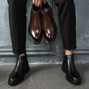 Bota Chelsea Masculina Romenzi 1960 RZ543 em destaque, modelo clássico inspirado nos anos 1960 em couro premium que oferece sofisticação, conforto e durabilidade.