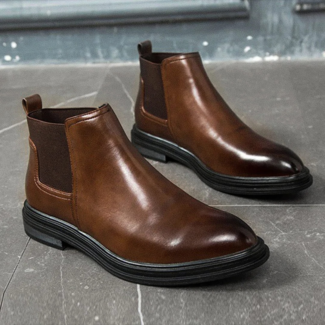 Bota Chelsea Masculina Romenzi 1960 RZ543 em destaque, modelo clássico inspirado nos anos 1960 em couro premium que oferece sofisticação, conforto e durabilidade.