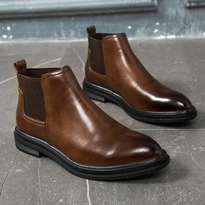 Bota Chelsea Masculina Romenzi 1960 RZ543 em destaque, modelo clássico inspirado nos anos 1960 em couro premium que oferece sofisticação, conforto e durabilidade.