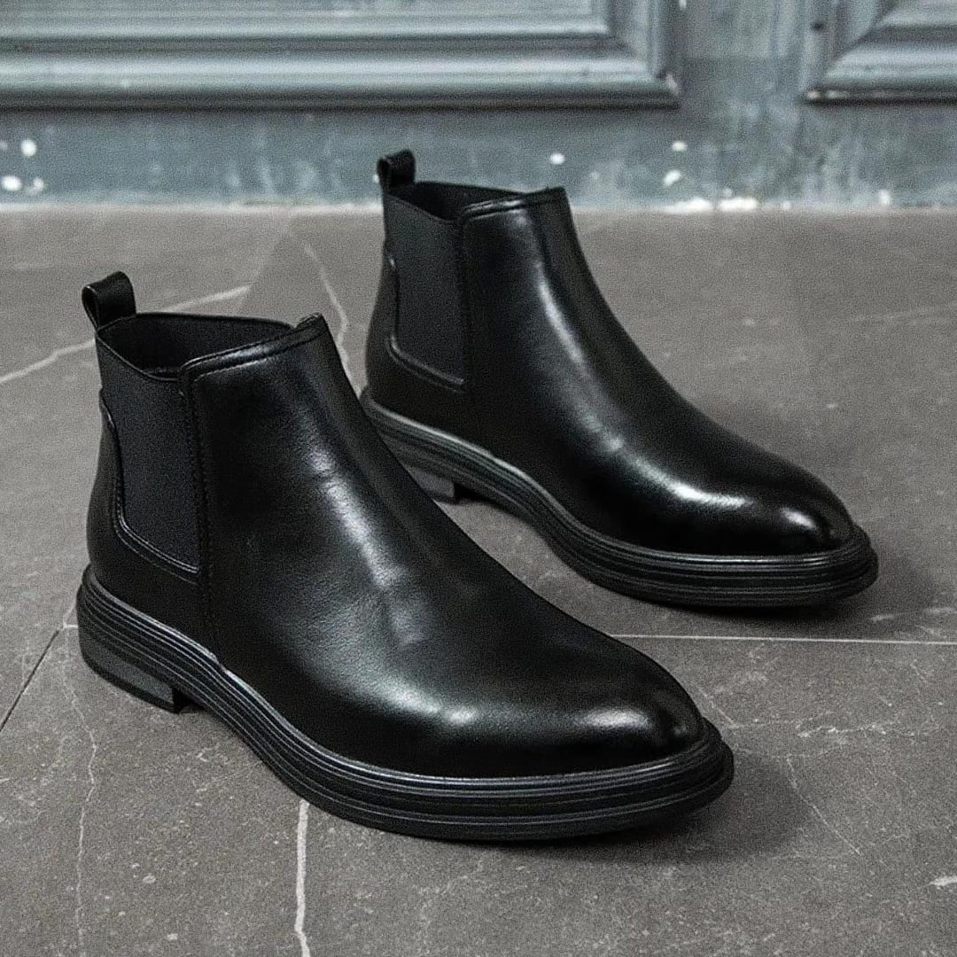 Bota Chelsea Masculina Romenzi 1960 RZ543 em destaque, modelo clássico inspirado nos anos 1960 em couro premium que oferece sofisticação, conforto e durabilidade.