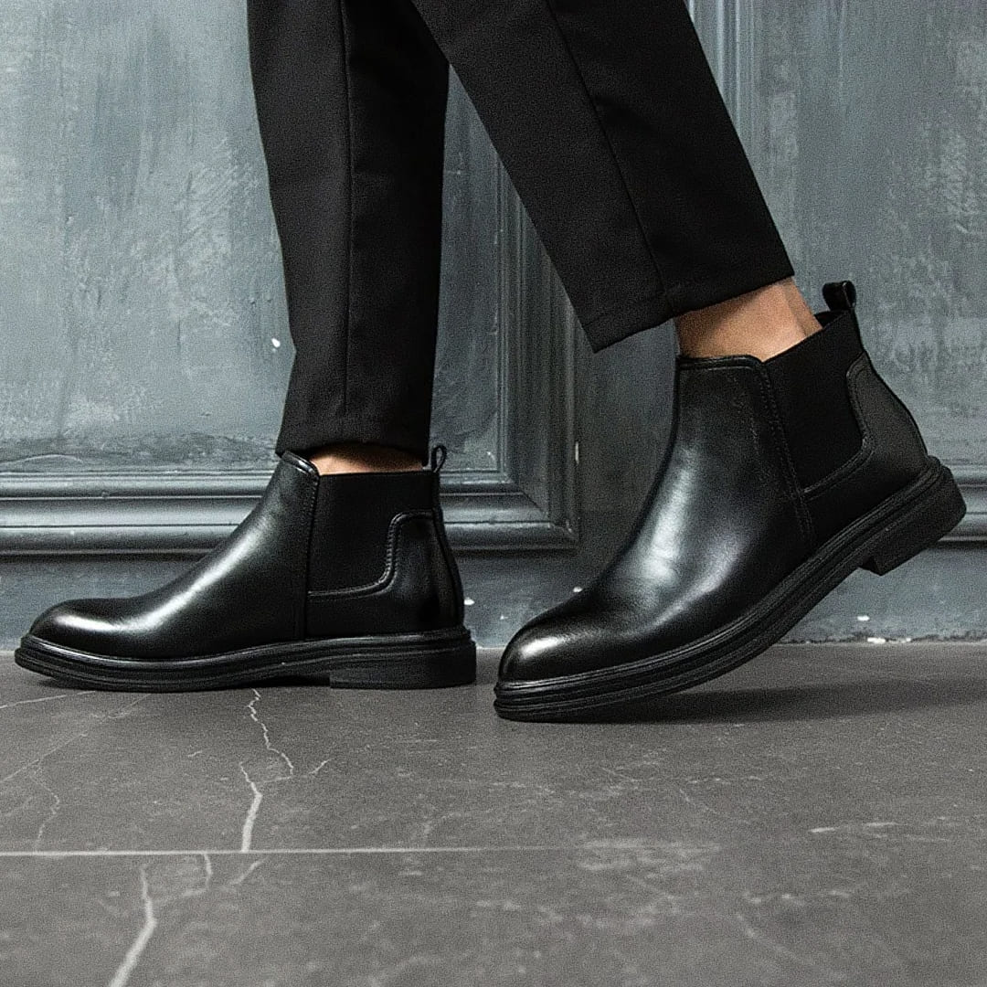 Bota Chelsea Masculina Romenzi 1960 RZ543 em destaque, modelo clássico inspirado nos anos 1960 em couro premium que oferece sofisticação, conforto e durabilidade.