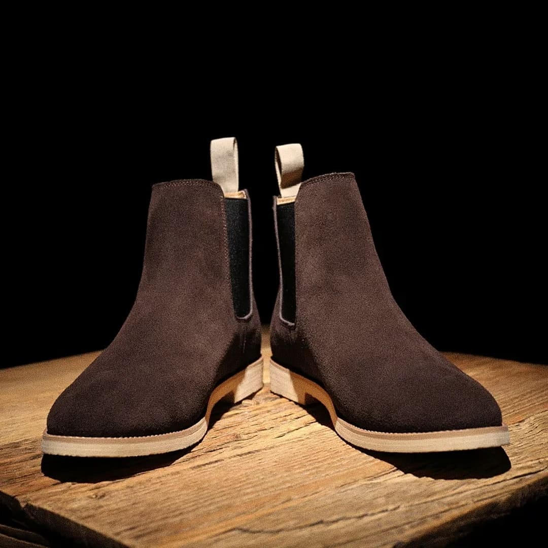 Bota Chelsea Masculina Romenzi Camden RZ544 em destaque, modelo clássico em couro de alta qualidade que une conforto, elegância e durabilidade ao visual masculino.