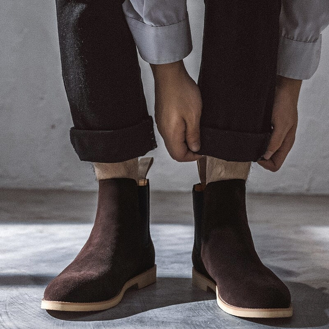 Bota Chelsea Masculina Romenzi Camden RZ544 em destaque, modelo clássico em couro de alta qualidade que une conforto, elegância e durabilidade ao visual masculino.