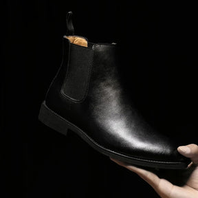Bota Chelsea Masculina Romenzi Camden RZ544 em destaque, modelo clássico em couro de alta qualidade que une conforto, elegância e durabilidade ao visual masculino.