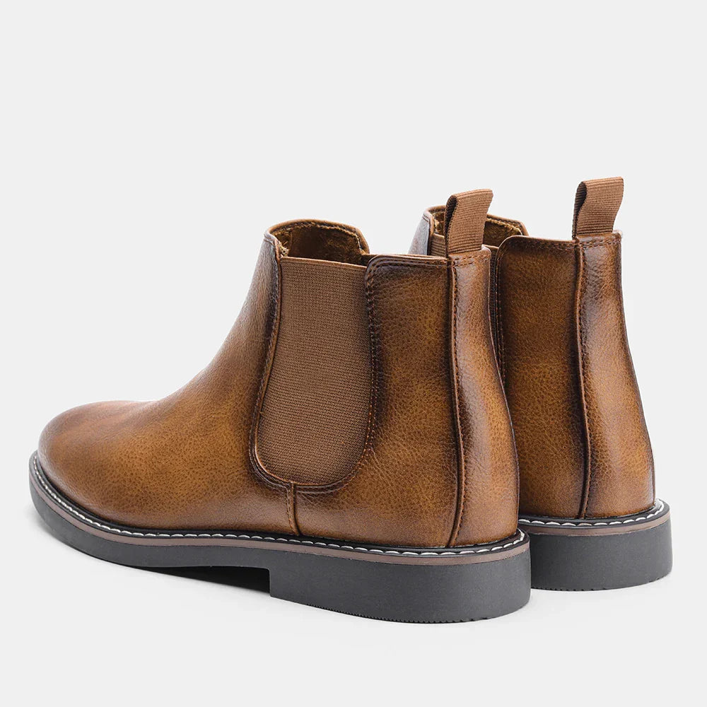Bota Chelsea Masculina Romenzi Clássica RZ545 em destaque, modelo sofisticado em couro de alta qualidade que oferece elegância, conforto e durabilidade.