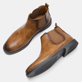 Bota Chelsea Masculina Romenzi Clássica RZ545 em destaque, modelo sofisticado em couro de alta qualidade que oferece elegância, conforto e durabilidade.