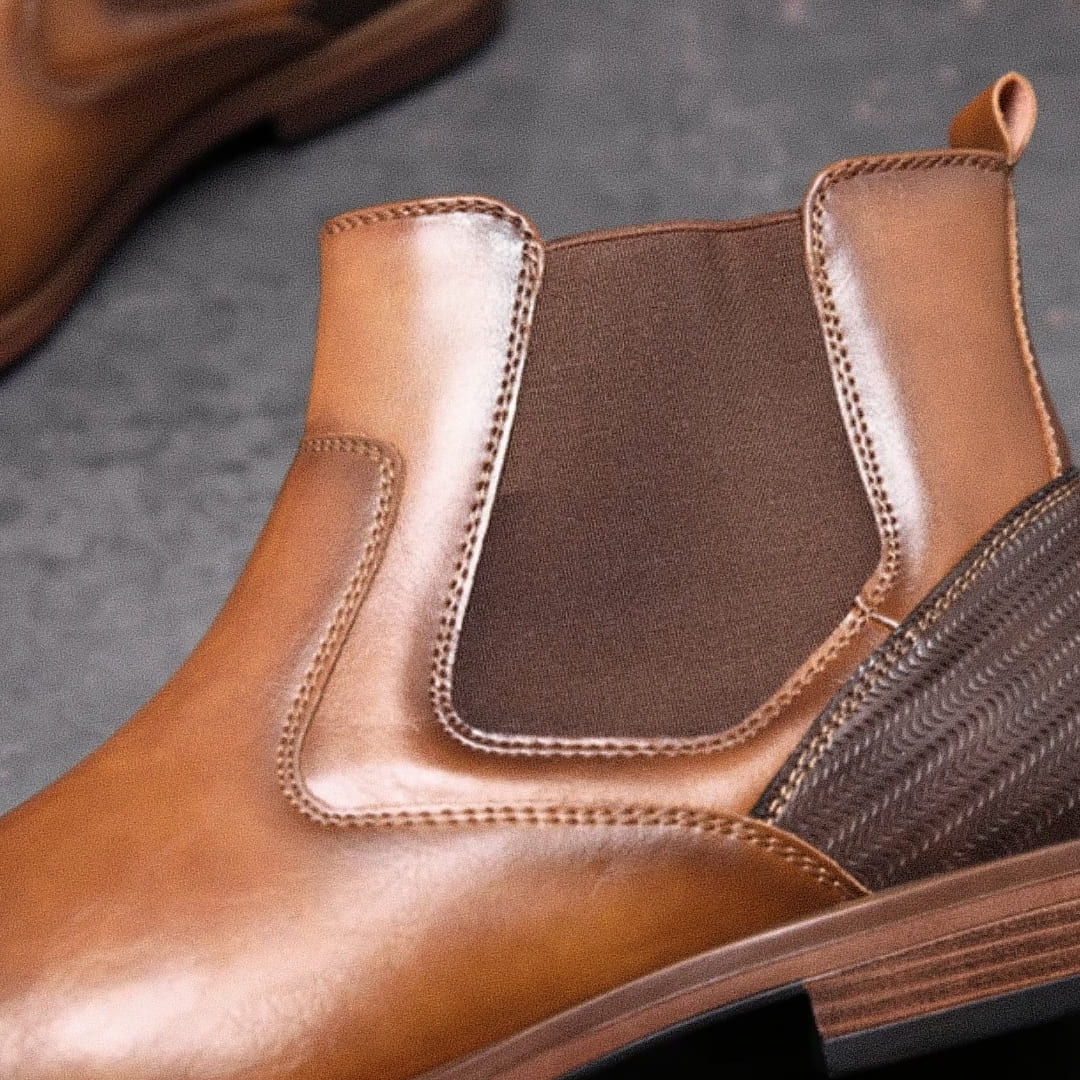 Bota Chelsea Masculina Romenzi Coventry RZ546 em destaque, modelo versátil em couro de alta qualidade que combina elegância, resistência e conforto.