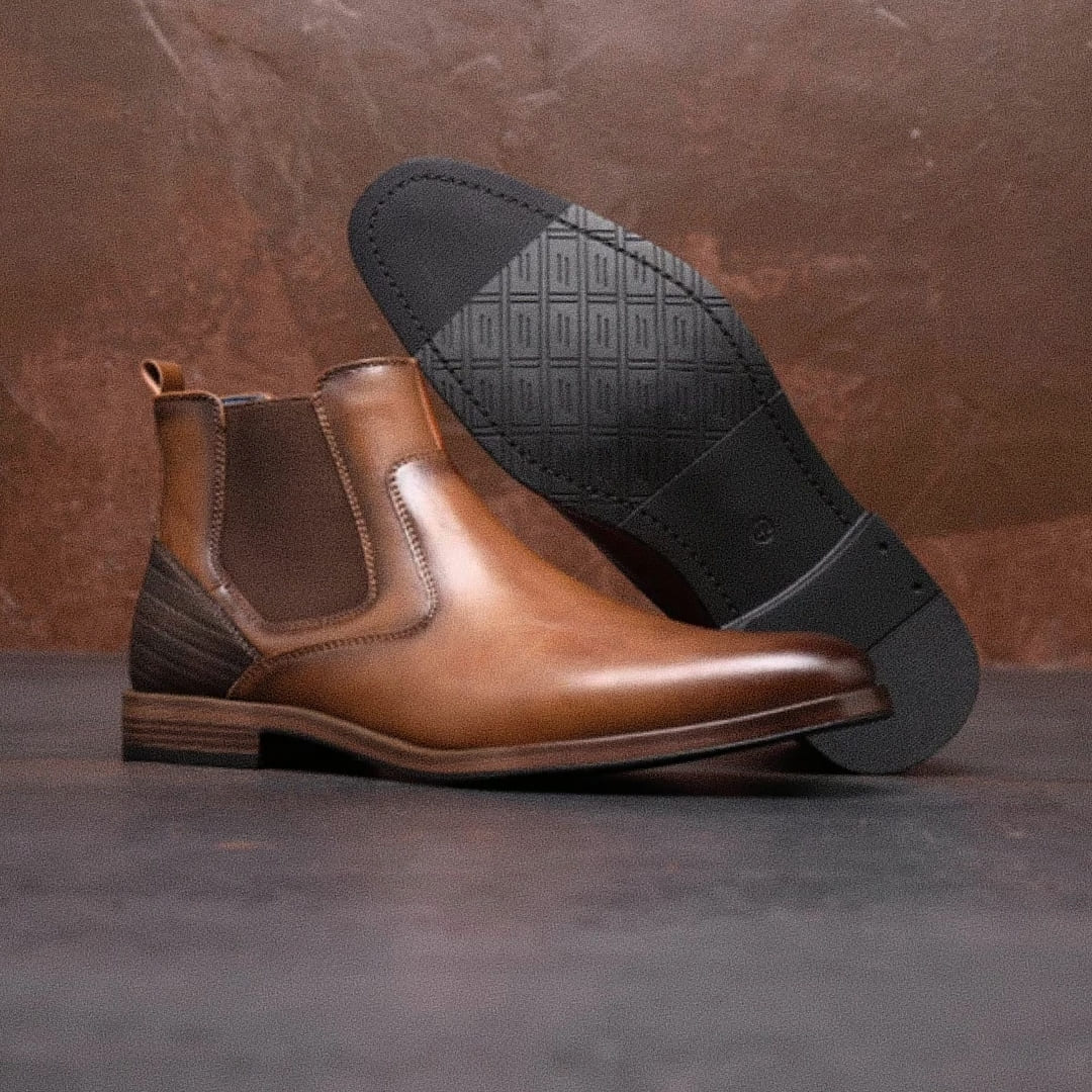 Bota Chelsea Masculina Romenzi Coventry RZ546 em destaque, modelo versátil em couro de alta qualidade que combina elegância, resistência e conforto.