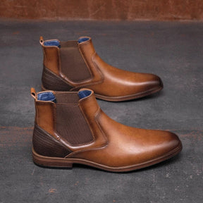Bota Chelsea Masculina Romenzi Coventry RZ546 em destaque, modelo versátil em couro de alta qualidade que combina elegância, resistência e conforto.
