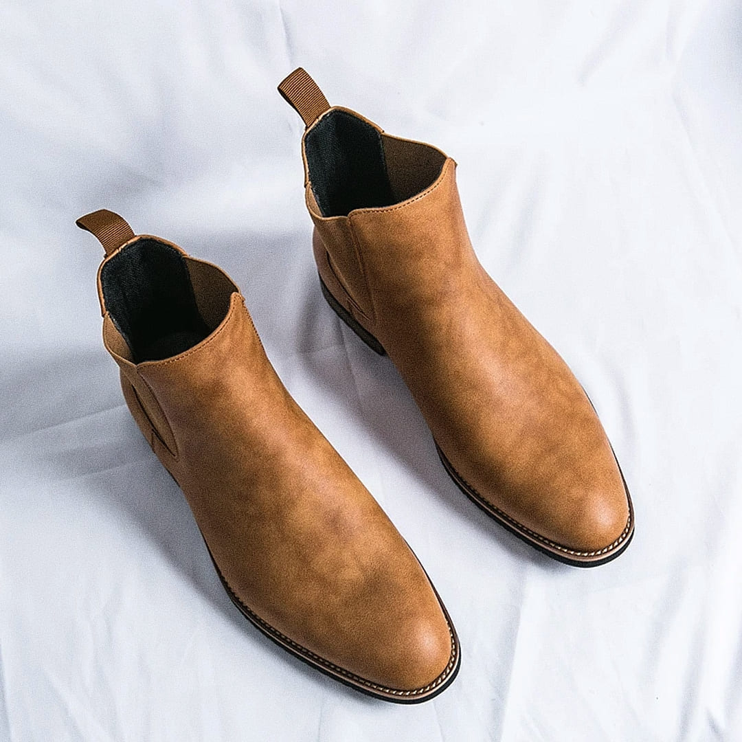 Bota Chelsea Masculina Romenzi Meridian RZ548 em detalhe, modelo elegante em couro de alta qualidade que oferece conforto, durabilidade e estilo refinado.
