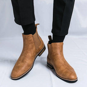 Bota Chelsea Masculina Romenzi Meridian RZ548 em detalhe, modelo elegante em couro de alta qualidade que oferece conforto, durabilidade e estilo refinado.