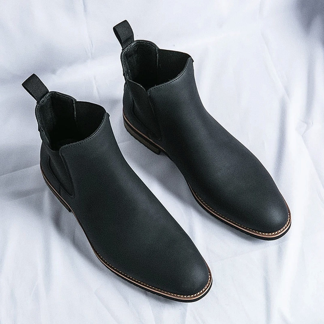 Bota Chelsea Masculina Romenzi Meridian RZ548 em detalhe, modelo elegante em couro de alta qualidade que oferece conforto, durabilidade e estilo refinado.