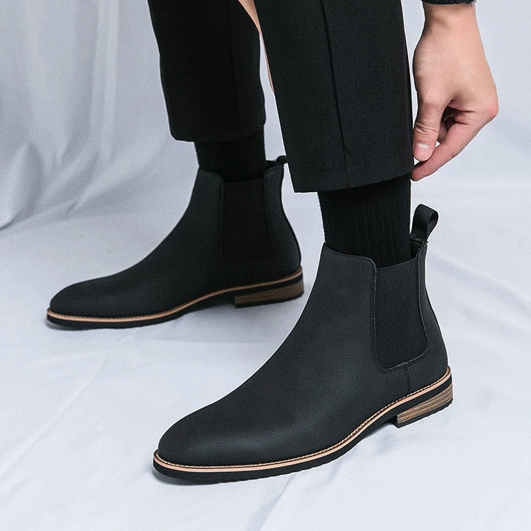 Bota Chelsea Masculina Romenzi Meridian RZ548 em detalhe, modelo elegante em couro de alta qualidade que oferece conforto, durabilidade e estilo refinado.