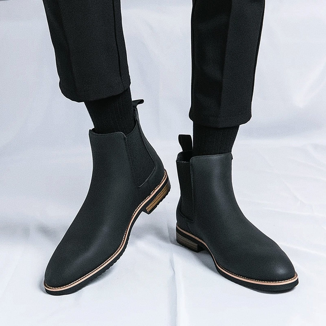 Bota Chelsea Masculina Romenzi Meridian RZ548 em detalhe, modelo elegante em couro de alta qualidade que oferece conforto, durabilidade e estilo refinado.