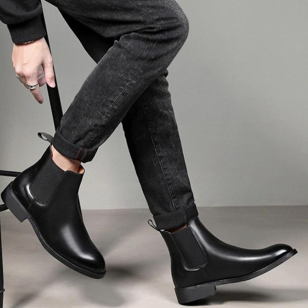 Bota Chelsea Masculina Romenzi Mirante RZ549 em detalhe, modelo inspirado na era vitoriana em couro de alta qualidade que garante elegância e conforto.