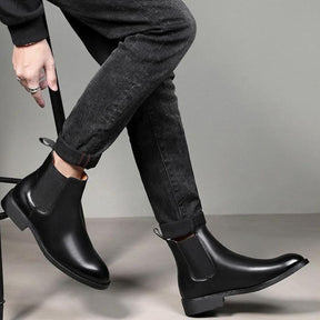 Bota Chelsea Masculina Romenzi Mirante RZ549 em detalhe, modelo inspirado na era vitoriana em couro de alta qualidade que garante elegância e conforto.