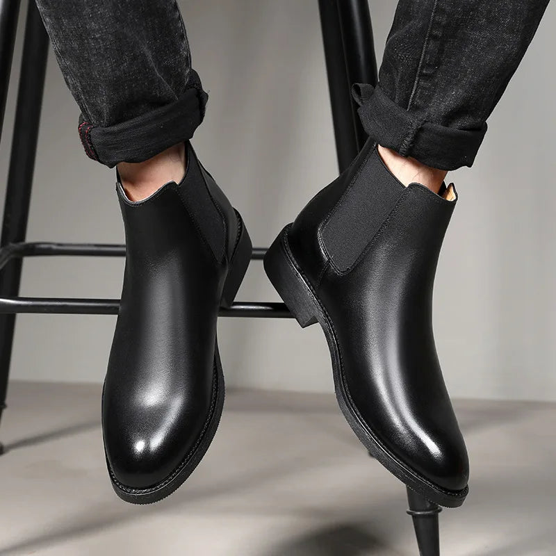 Bota Chelsea Masculina Romenzi Mirante RZ549 em detalhe, modelo inspirado na era vitoriana em couro de alta qualidade que garante elegância e conforto.