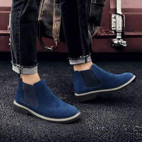 Bota Chelsea Masculina Romenzi Viena RZ550 em detalhe, modelo clássico em couro de alta qualidade que oferece sofisticação, durabilidade e conforto.