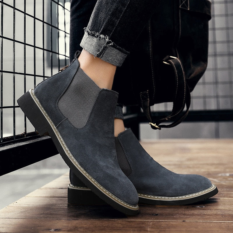 Bota Chelsea Masculina Romenzi Viena RZ550 em detalhe, modelo clássico em couro de alta qualidade que oferece sofisticação, durabilidade e conforto.