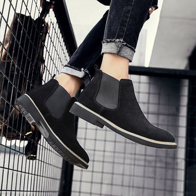 Bota Chelsea Masculina Romenzi Viena RZ550 em detalhe, modelo clássico em couro de alta qualidade que oferece sofisticação, durabilidade e conforto.