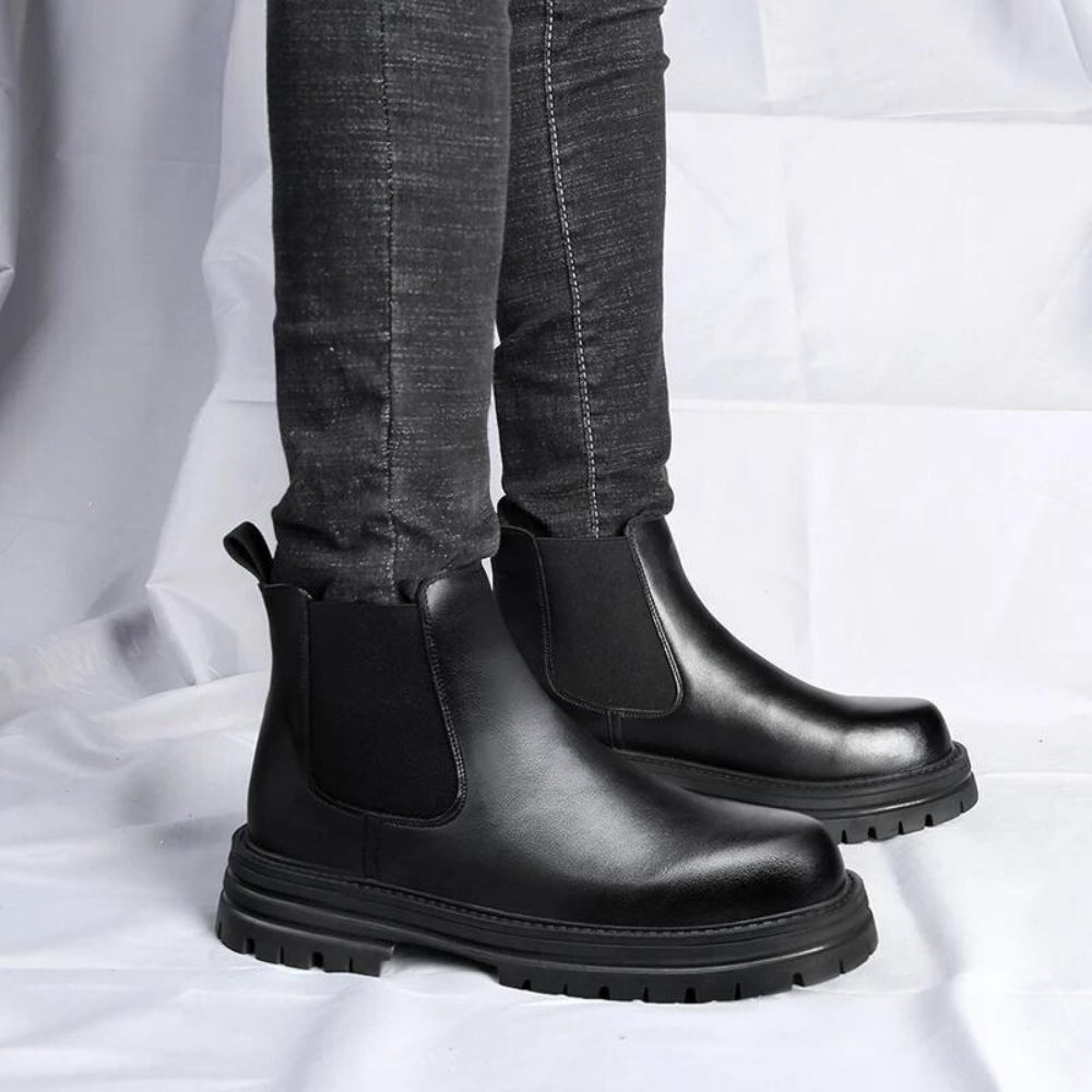 Bota Chelsea Tratorada Masculina Romenzi RZ551 em detalhe, modelo robusto em couro de alta qualidade com solado tratorado que une conforto e estilo.