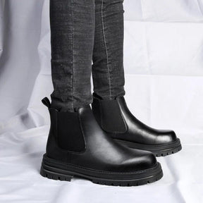 Bota Chelsea Tratorada Masculina Romenzi RZ551 em detalhe, modelo robusto em couro de alta qualidade com solado tratorado que une conforto e estilo.