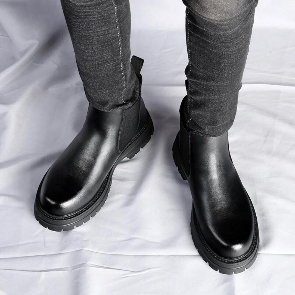 Bota Chelsea Tratorada Masculina Romenzi RZ551 em detalhe, modelo robusto em couro de alta qualidade com solado tratorado que une conforto e estilo.
