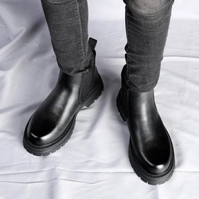 Bota Chelsea Tratorada Masculina Romenzi RZ551 em detalhe, modelo robusto em couro de alta qualidade com solado tratorado que une conforto e estilo.