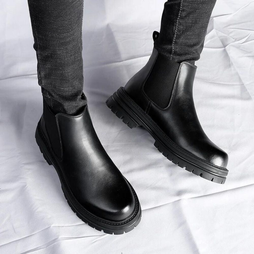 Bota Chelsea Tratorada Masculina Romenzi RZ551 em detalhe, modelo robusto em couro de alta qualidade com solado tratorado que une conforto e estilo.