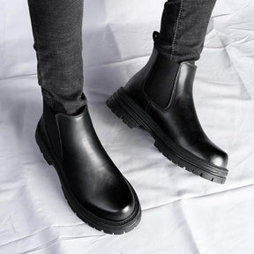 Bota Chelsea Tratorada Masculina Romenzi RZ551 em detalhe, modelo robusto em couro de alta qualidade com solado tratorado que une conforto e estilo.