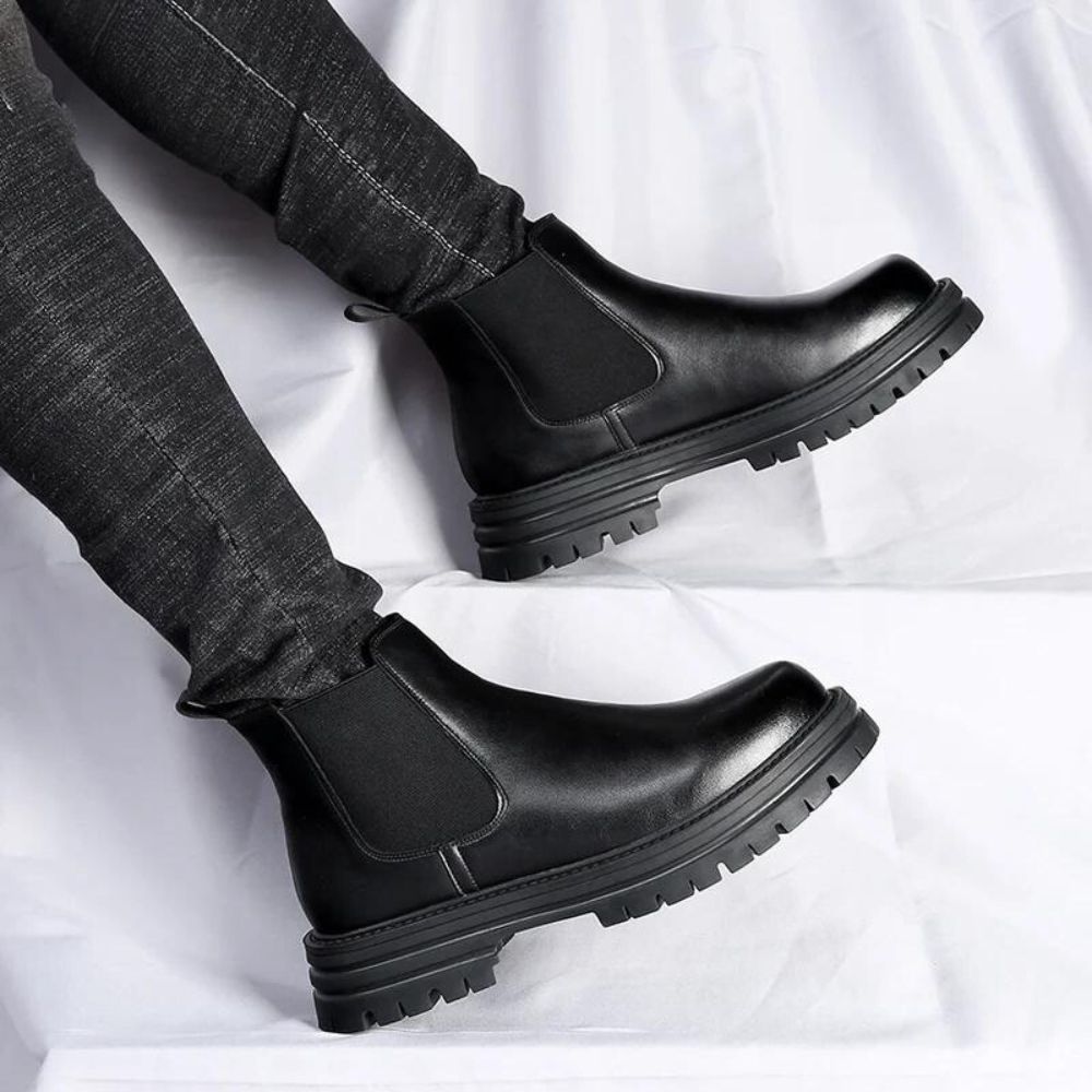 Bota Chelsea Tratorada Masculina Romenzi RZ551 em detalhe, modelo robusto em couro de alta qualidade com solado tratorado que une conforto e estilo.