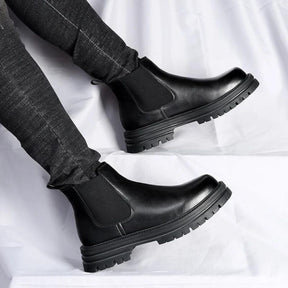 Bota Chelsea Tratorada Masculina Romenzi RZ551 em detalhe, modelo robusto em couro de alta qualidade com solado tratorado que une conforto e estilo.