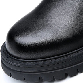 Bota Chelsea Tratorada Masculina Romenzi RZ551 em detalhe, modelo robusto em couro de alta qualidade com solado tratorado que une conforto e estilo.