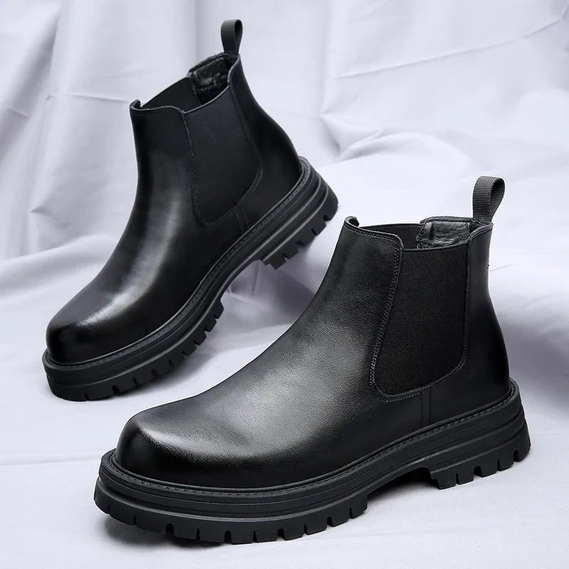 Bota Chelsea Tratorada Masculina Romenzi RZ551 em detalhe, modelo robusto em couro de alta qualidade com solado tratorado que une conforto e estilo.