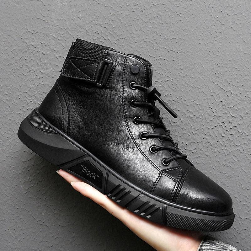 Bota de Couro Masculina Romenzi Black RZ280 feita em couro italiano, com solado antiderrapante e design moderno. Elegância para looks casuais