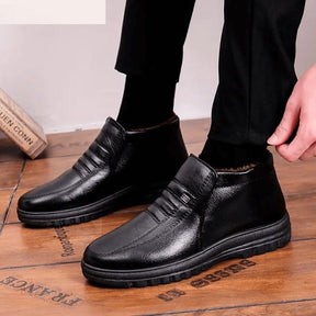 Bota masculina com couro premium, solado antiderrapante e forro em lã. Perfeita para conforto e proteção nos dias de inverno.