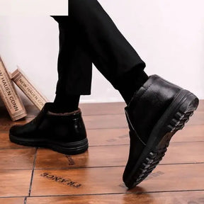 Bota masculina com couro premium, solado antiderrapante e forro em lã. Perfeita para conforto e proteção nos dias de inverno.