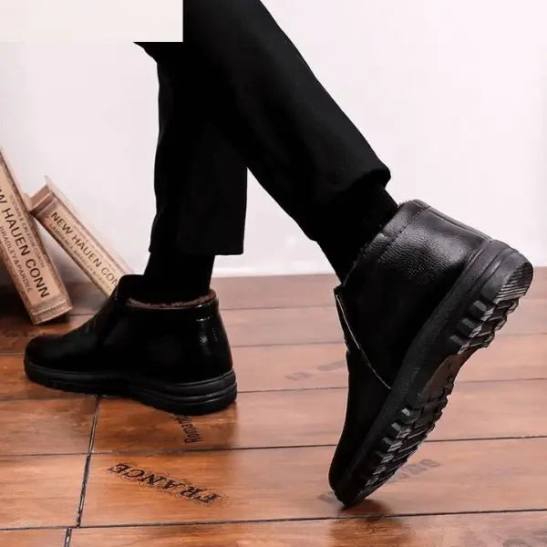 Bota masculina com couro premium, solado antiderrapante e forro em lã. Perfeita para conforto e proteção nos dias de inverno.